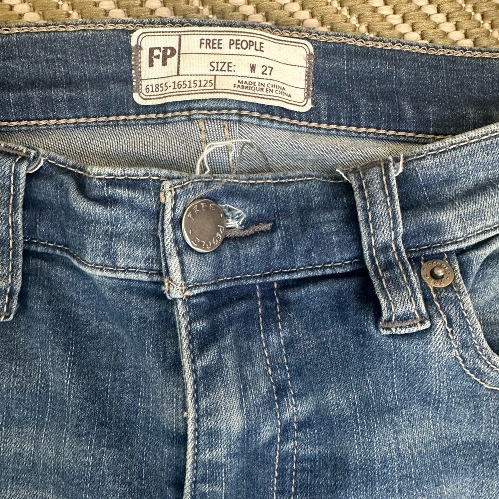 Free People EUC! Sz 27 Cropped Raw Hem/ Frayed ankle Deconstructed Denim Jeans - Picture 4 of 8